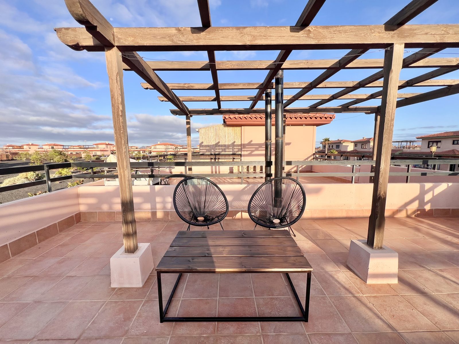 Azotea privada de Villa Majanicho Pueblo, con pérgola y vistas sobre Origo Mare