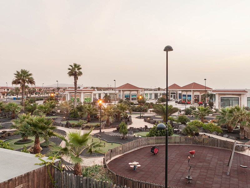 Minigolf y parque infantil
